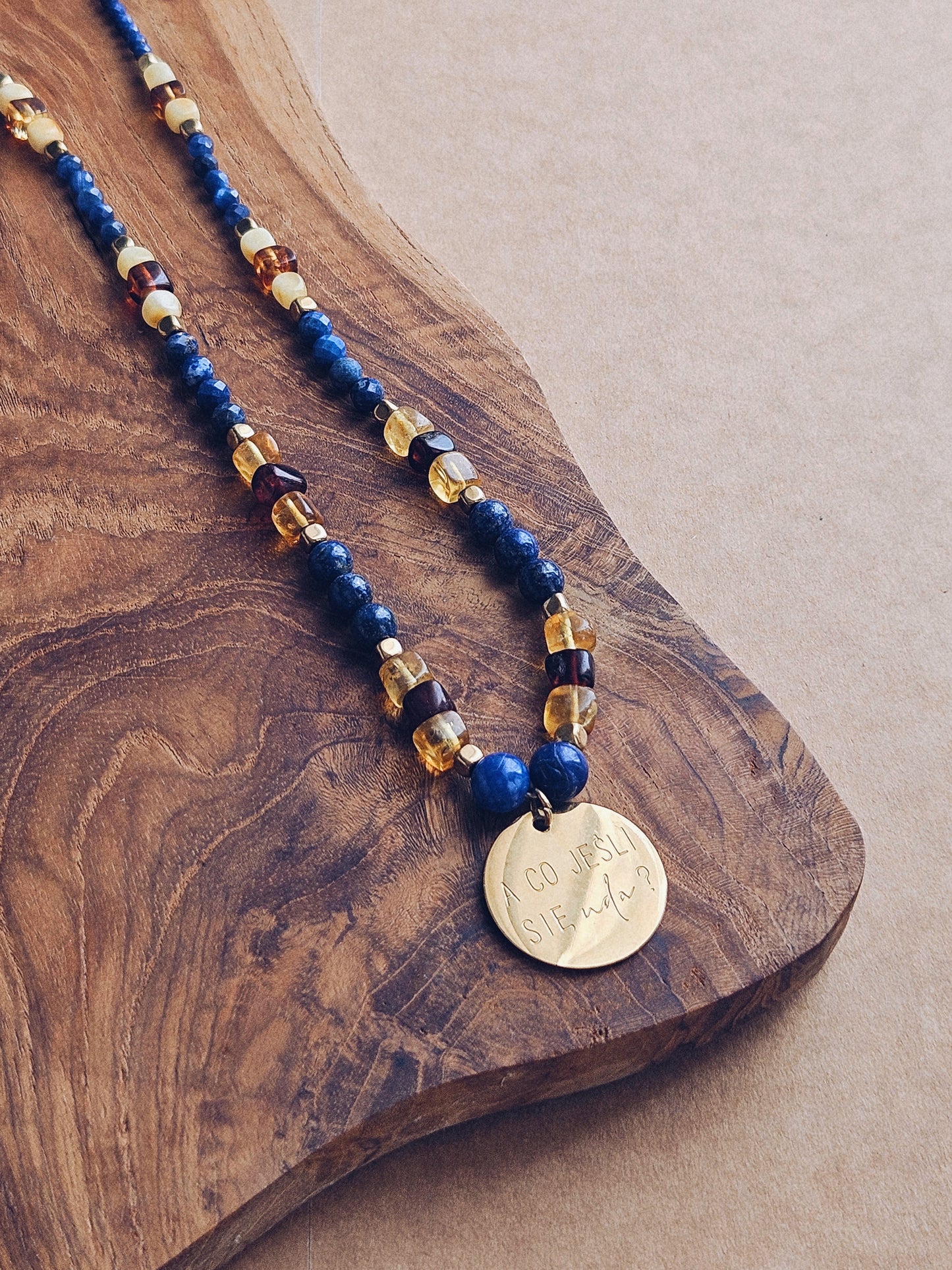 Naszyjnik z Kamieni Naturalnych: Lapis Lazuli, Bursztyn i Złoty Hematyt z Zawieszką „A co jeśli się uda?”