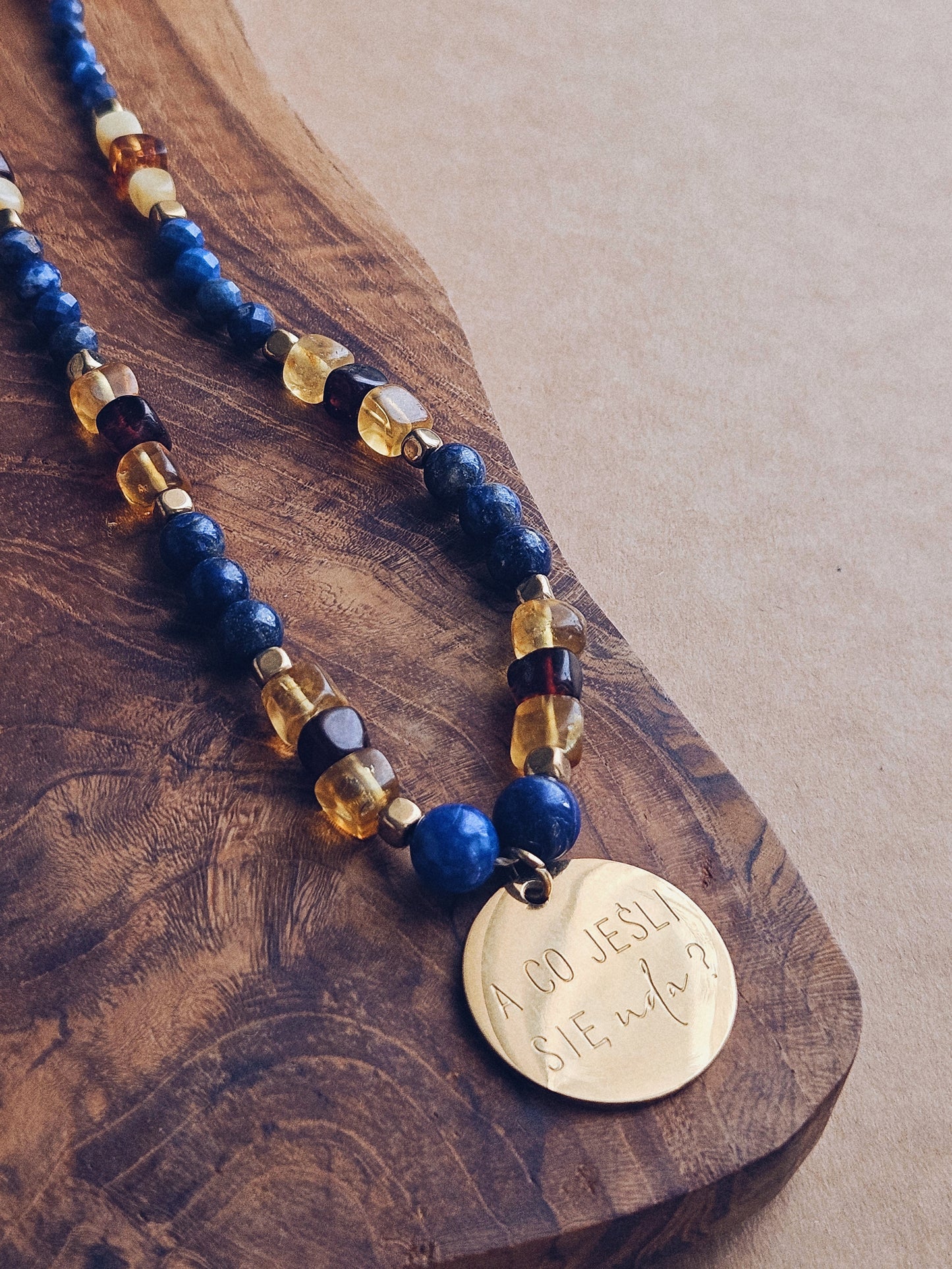 Naszyjnik z Kamieni Naturalnych: Lapis Lazuli, Bursztyn i Złoty Hematyt z Zawieszką „A co jeśli się uda?”