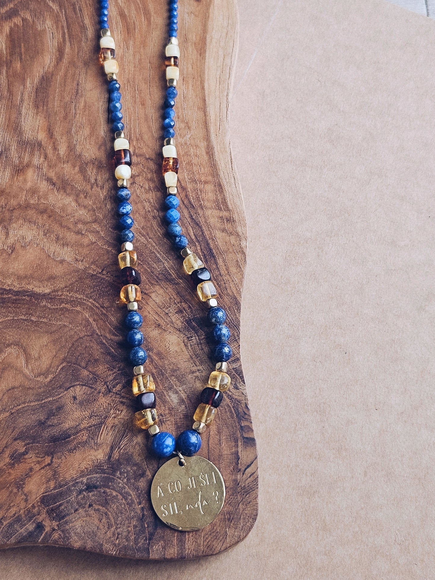Naszyjnik z Kamieni Naturalnych: Lapis Lazuli, Bursztyn i Złoty Hematyt z Zawieszką „A co jeśli się uda?”