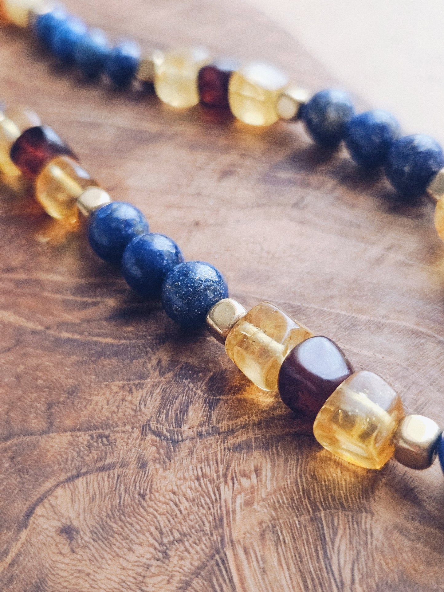 Naszyjnik z Kamieni Naturalnych: Lapis Lazuli, Bursztyn i Złoty Hematyt z Zawieszką „A co jeśli się uda?”