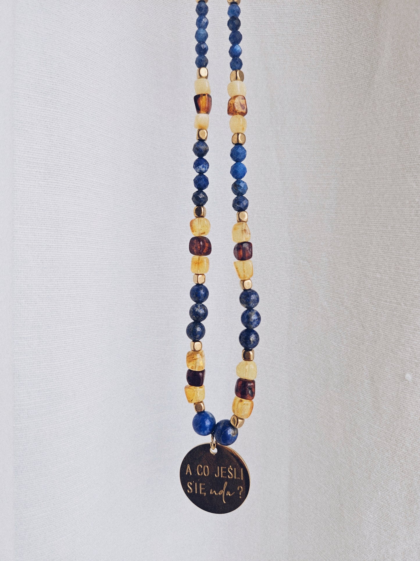 Naszyjnik z Kamieni Naturalnych: Lapis Lazuli, Bursztyn i Złoty Hematyt z Zawieszką „A co jeśli się uda?”