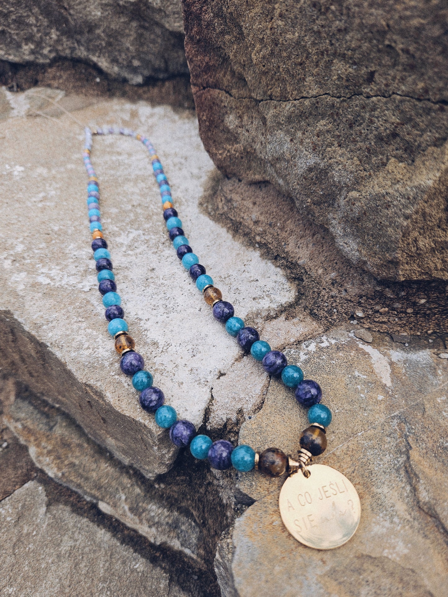 Naszyjnik z Kamieni Naturalnych: Czaroit, Ametyst, Akwamaryn, Awenturyn, Fluoryt, Kryształ Górski, Mika i Bursztyn z Zawieszką „A co jeśli się uda?”