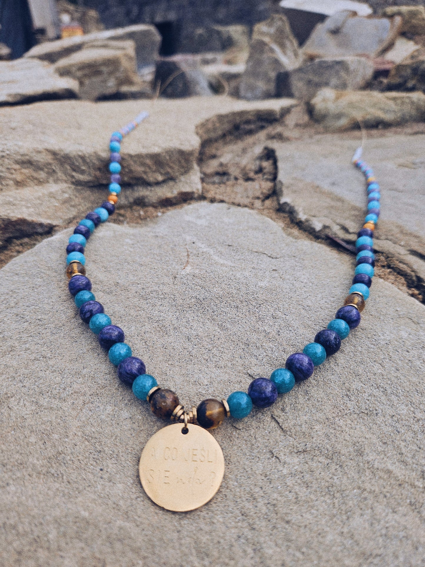 Naszyjnik z Kamieni Naturalnych: Czaroit, Ametyst, Akwamaryn, Awenturyn, Fluoryt, Kryształ Górski, Mika i Bursztyn z Zawieszką „A co jeśli się uda?”