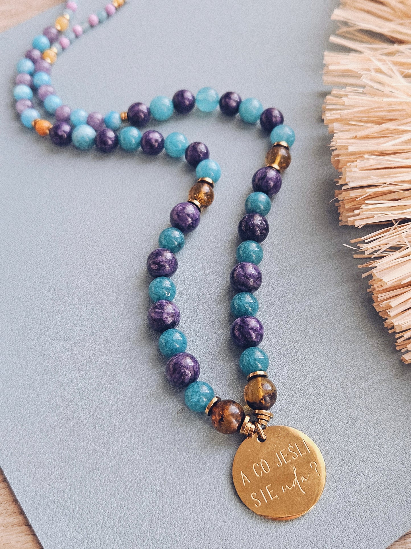 Naszyjnik z Kamieni Naturalnych: Czaroit, Ametyst, Akwamaryn, Awenturyn, Fluoryt, Kryształ Górski, Mika i Bursztyn z Zawieszką „A co jeśli się uda?”