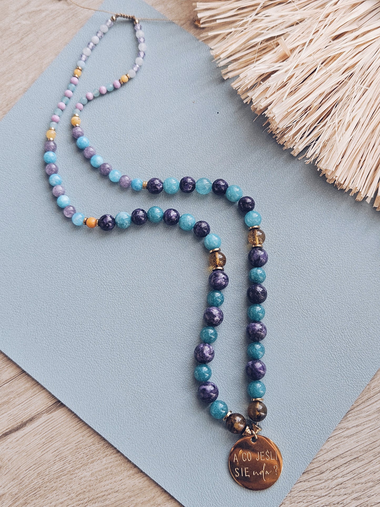 Naszyjnik z Kamieni Naturalnych: Czaroit, Ametyst, Akwamaryn, Awenturyn, Fluoryt, Kryształ Górski, Mika i Bursztyn z Zawieszką „A co jeśli się uda?”