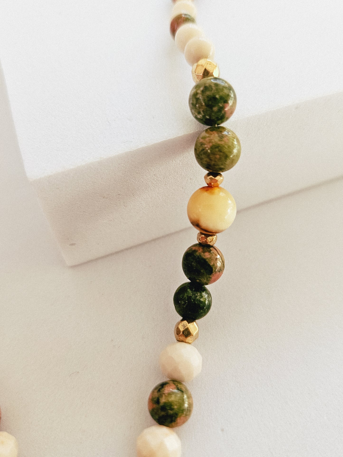 Collar de Piedras Naturales: Jaspe Picasso, Ámbar Báltico, Piedra de Río y Hematita con Colgante de Acero Quirúrgico – Mano de Fátima