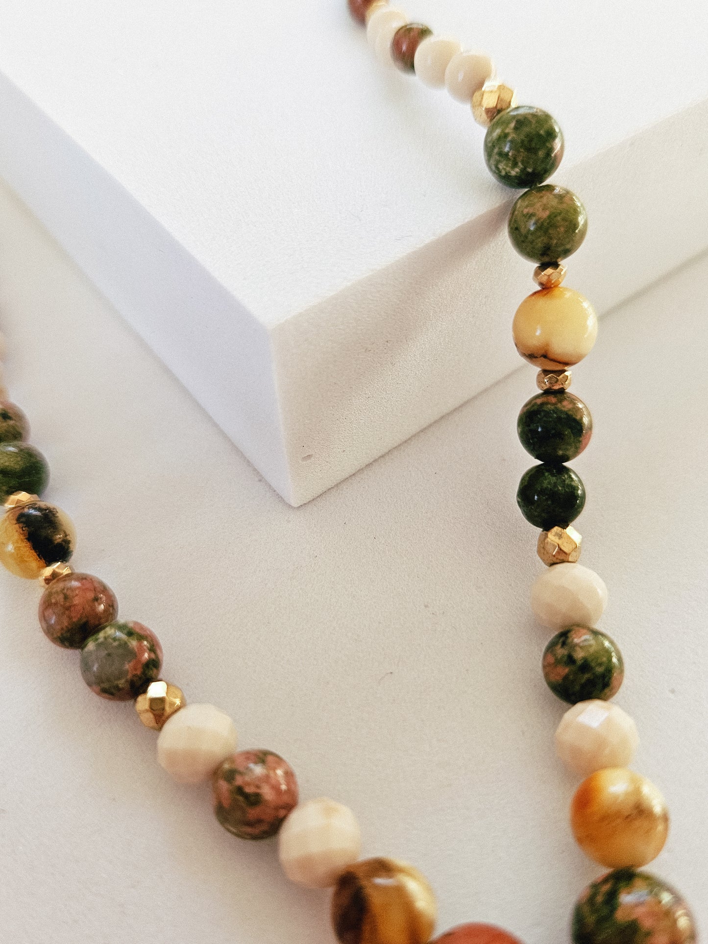 Collar de Piedras Naturales: Jaspe Picasso, Ámbar Báltico, Piedra de Río y Hematita con Colgante de Acero Quirúrgico – Mano de Fátima