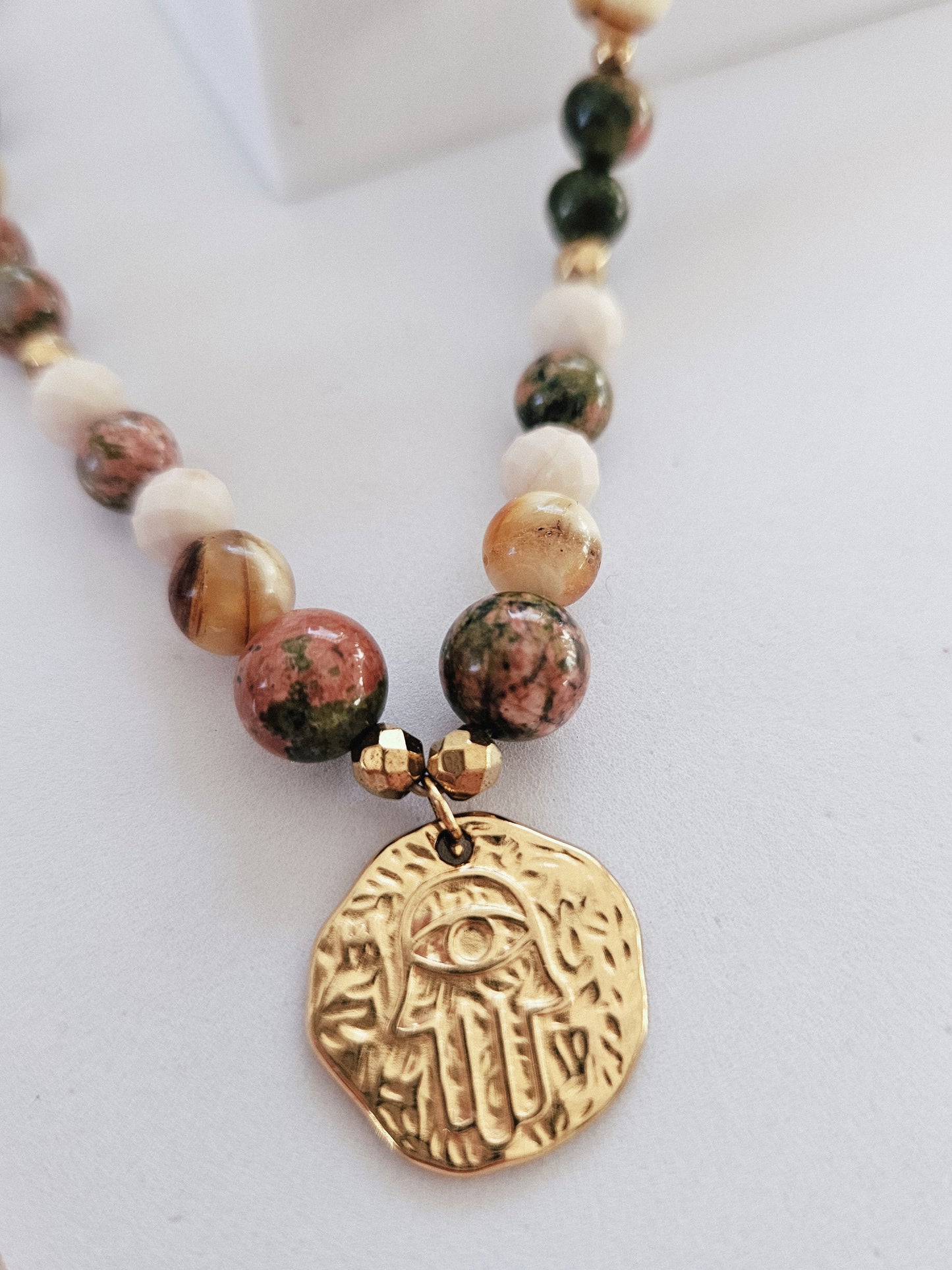 Collar de Piedras Naturales: Jaspe Picasso, Ámbar Báltico, Piedra de Río y Hematita con Colgante de Acero Quirúrgico – Mano de Fátima