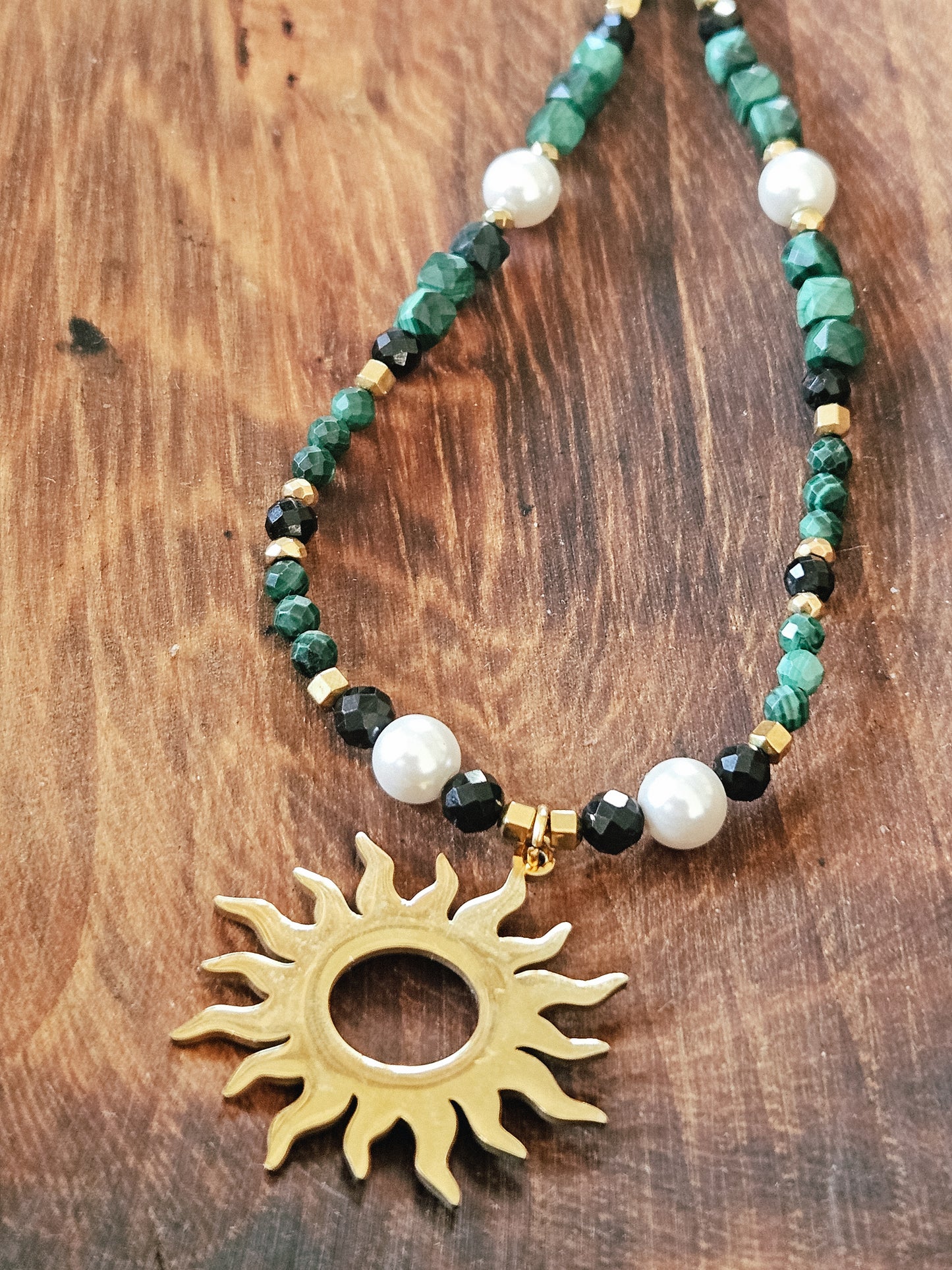 Collar con Piedras Naturales: Malaquita, Perlas, Turmalina Negra y Hematites Doradas