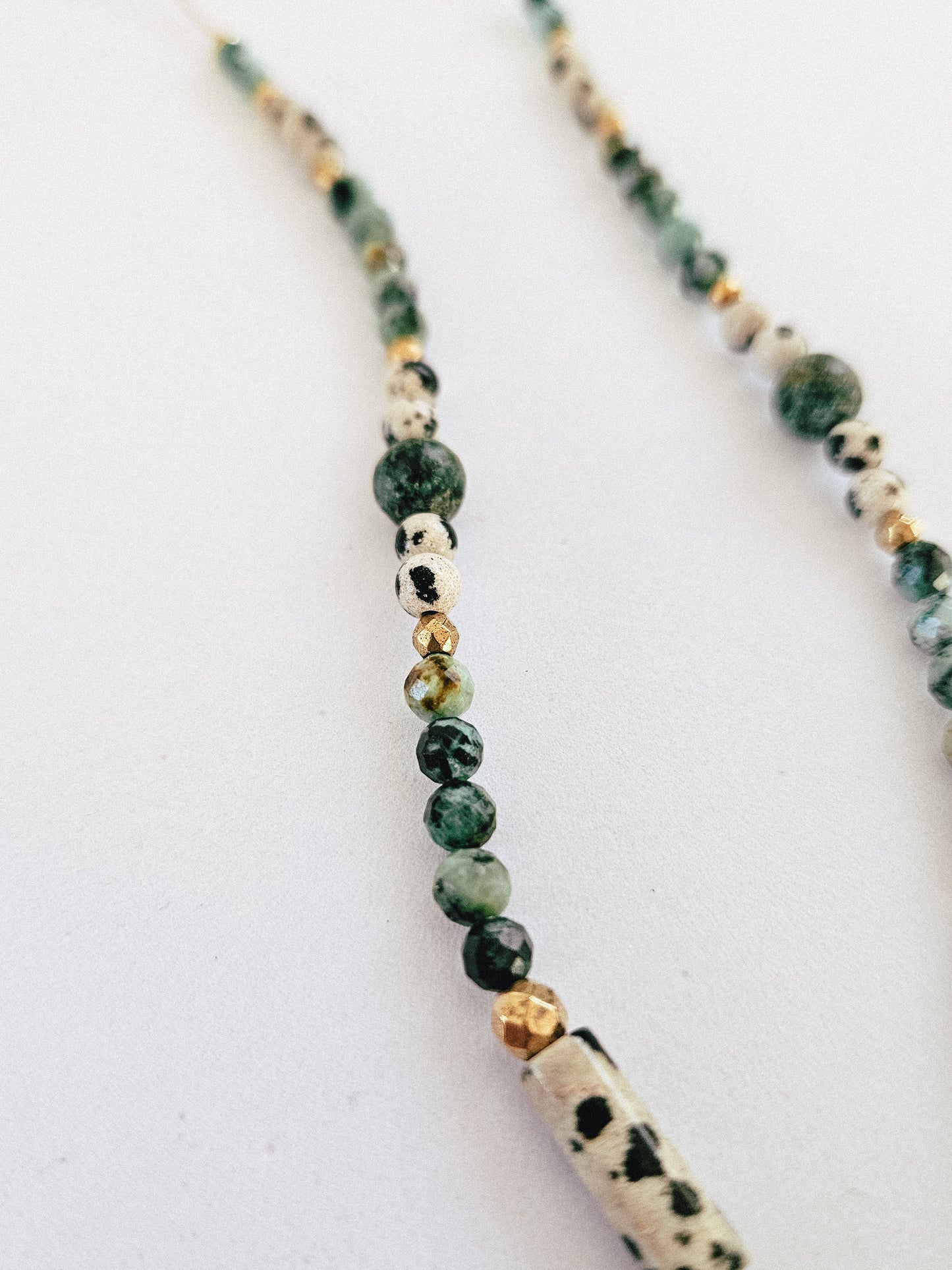 Collar de Piedras Naturales: Turquesa Africana, Jaspe Dálmata y Hematitas con Colgante en Forma de Estrella de Acero Quirúrgico con Piedra Turquesa Africana