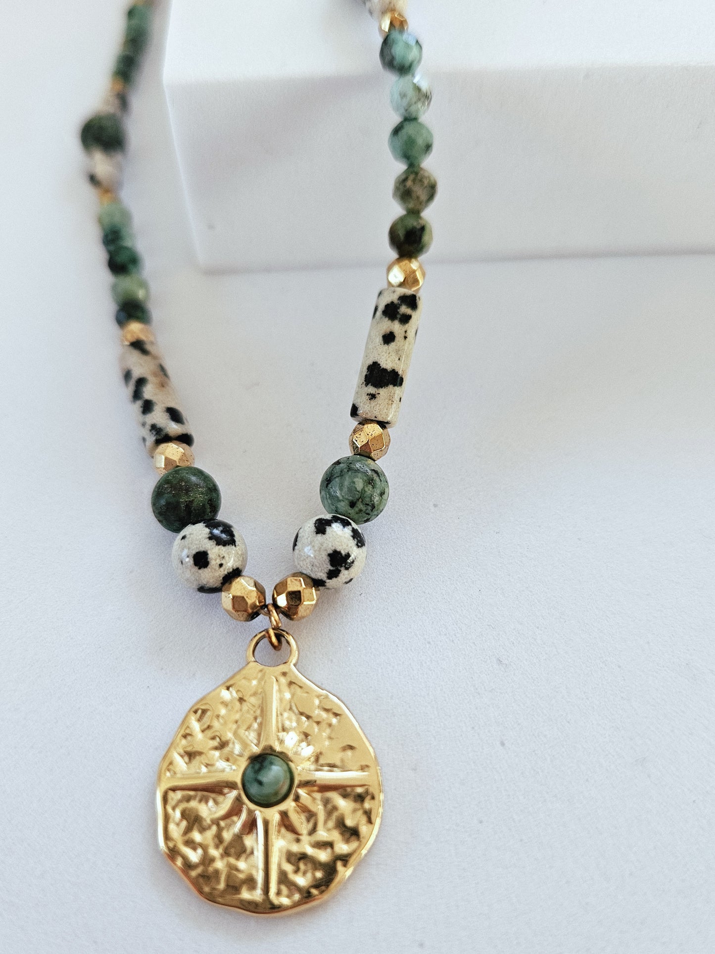 Collar de Piedras Naturales: Turquesa Africana, Jaspe Dálmata y Hematitas con Colgante en Forma de Estrella de Acero Quirúrgico con Piedra Turquesa Africana