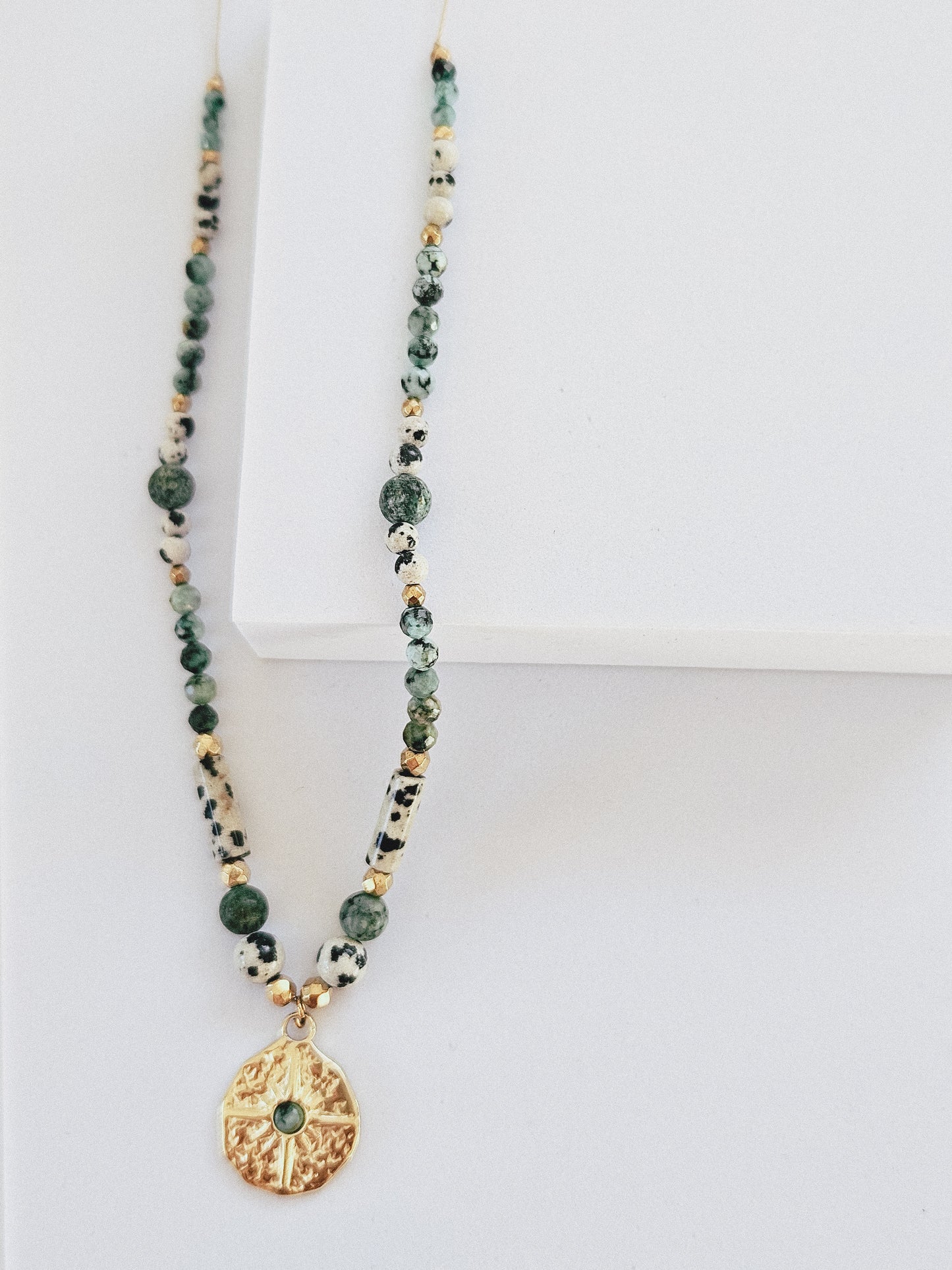 Collar de Piedras Naturales: Turquesa Africana, Jaspe Dálmata y Hematitas con Colgante en Forma de Estrella de Acero Quirúrgico con Piedra Turquesa Africana