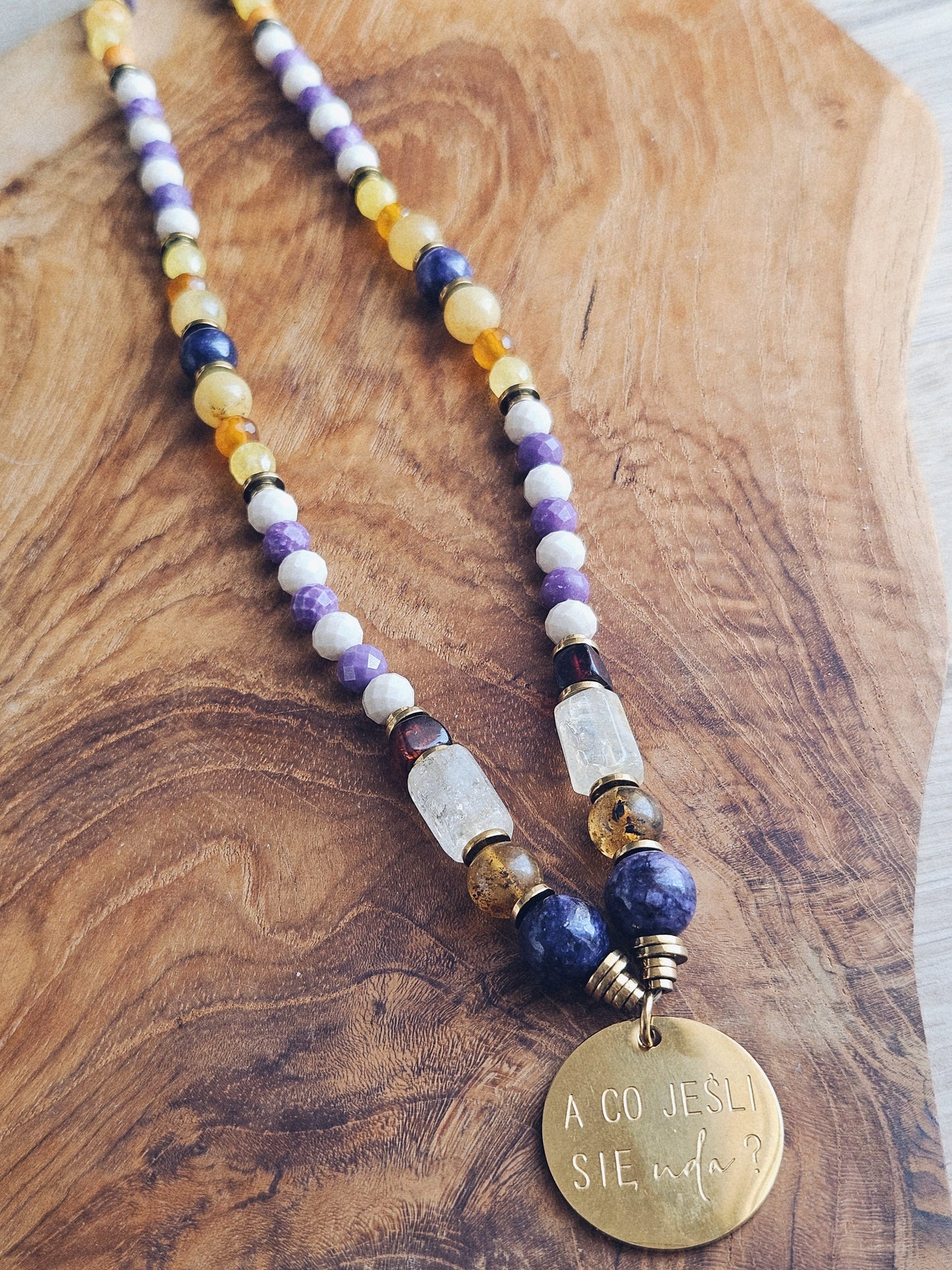 Naszyjnik z Kamieni Naturalnych: Lapis Lazuli, Bursztyn, Cytryn, Mika, Kamień Rzeczny i Złoty Hematyt z Zawieszką „A co jeśli się uda?”