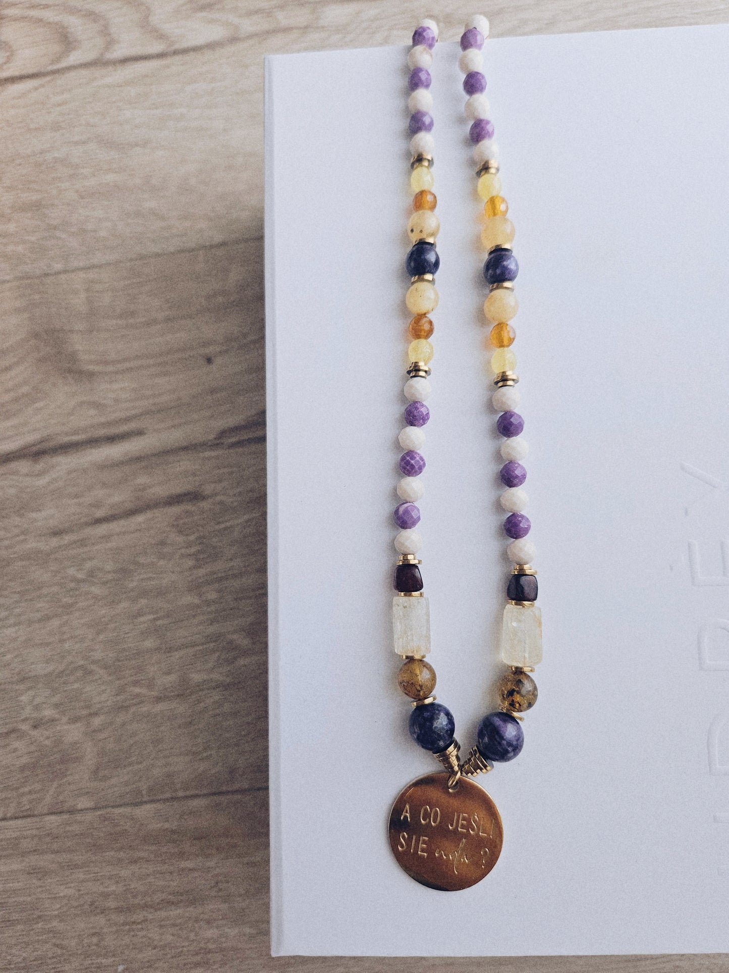 Naszyjnik z Kamieni Naturalnych: Lapis Lazuli, Bursztyn, Cytryn, Mika, Kamień Rzeczny i Złoty Hematyt z Zawieszką „A co jeśli się uda?”