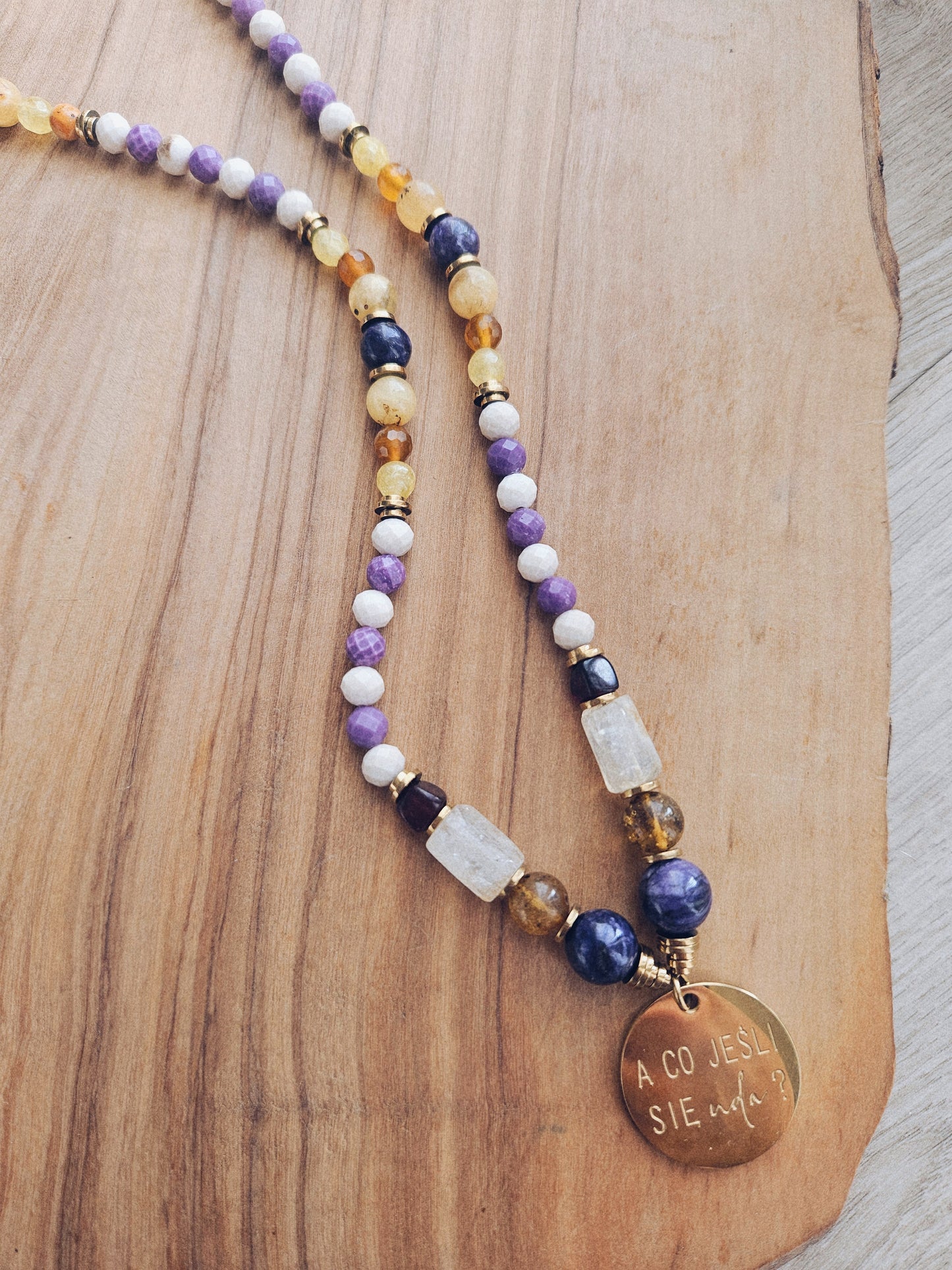 Naszyjnik z Kamieni Naturalnych: Lapis Lazuli, Bursztyn, Cytryn, Mika, Kamień Rzeczny i Złoty Hematyt z Zawieszką „A co jeśli się uda?”