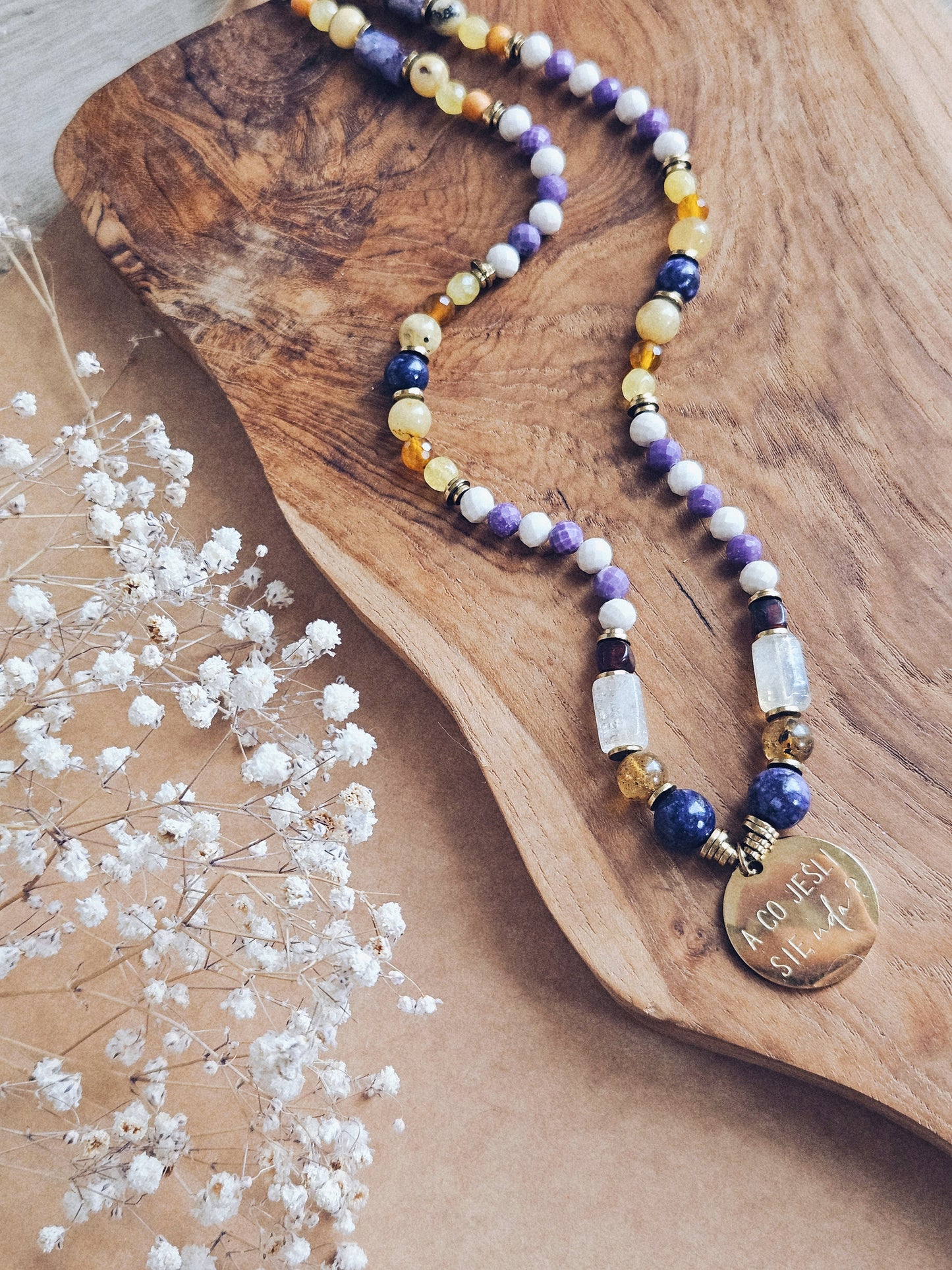 Naszyjnik z Kamieni Naturalnych: Lapis Lazuli, Bursztyn, Cytryn, Mika, Kamień Rzeczny i Złoty Hematyt z Zawieszką „A co jeśli się uda?”