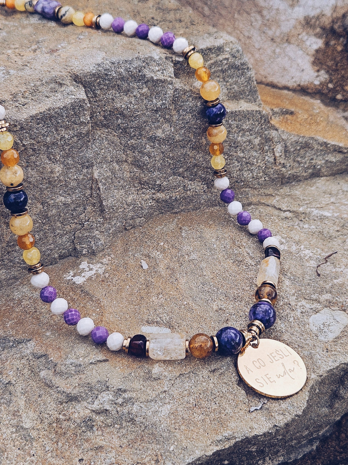 Naszyjnik z Kamieni Naturalnych: Lapis Lazuli, Bursztyn, Cytryn, Mika, Kamień Rzeczny i Złoty Hematyt z Zawieszką „A co jeśli się uda?”