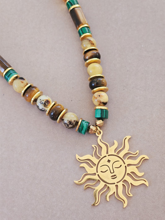 Collar de Piedras Naturales: Ámbar Báltico, Malaquita, Ojo de Tigre y Hematites con Colgante en Forma de Sol con Rostro y Tercer Ojo Abierto