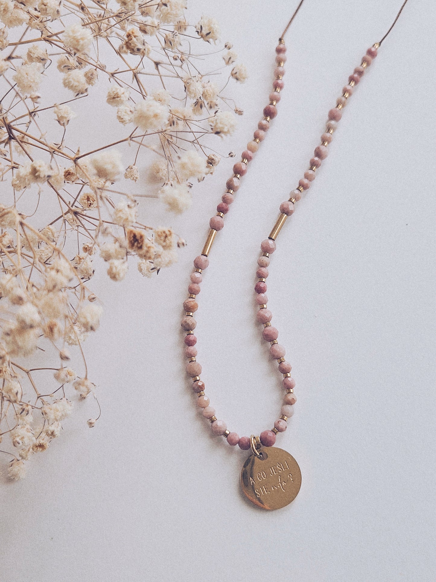 Naszyjnik z Kamieni Naturalnych: Rodonit i Złoty Hematyt z Zawieszką „A co jeśli się uda?”