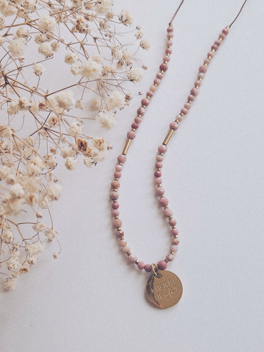 Naszyjnik z Kamieni Naturalnych: Rodonit i Złoty Hematyt z Zawieszką „A co jeśli się uda?”