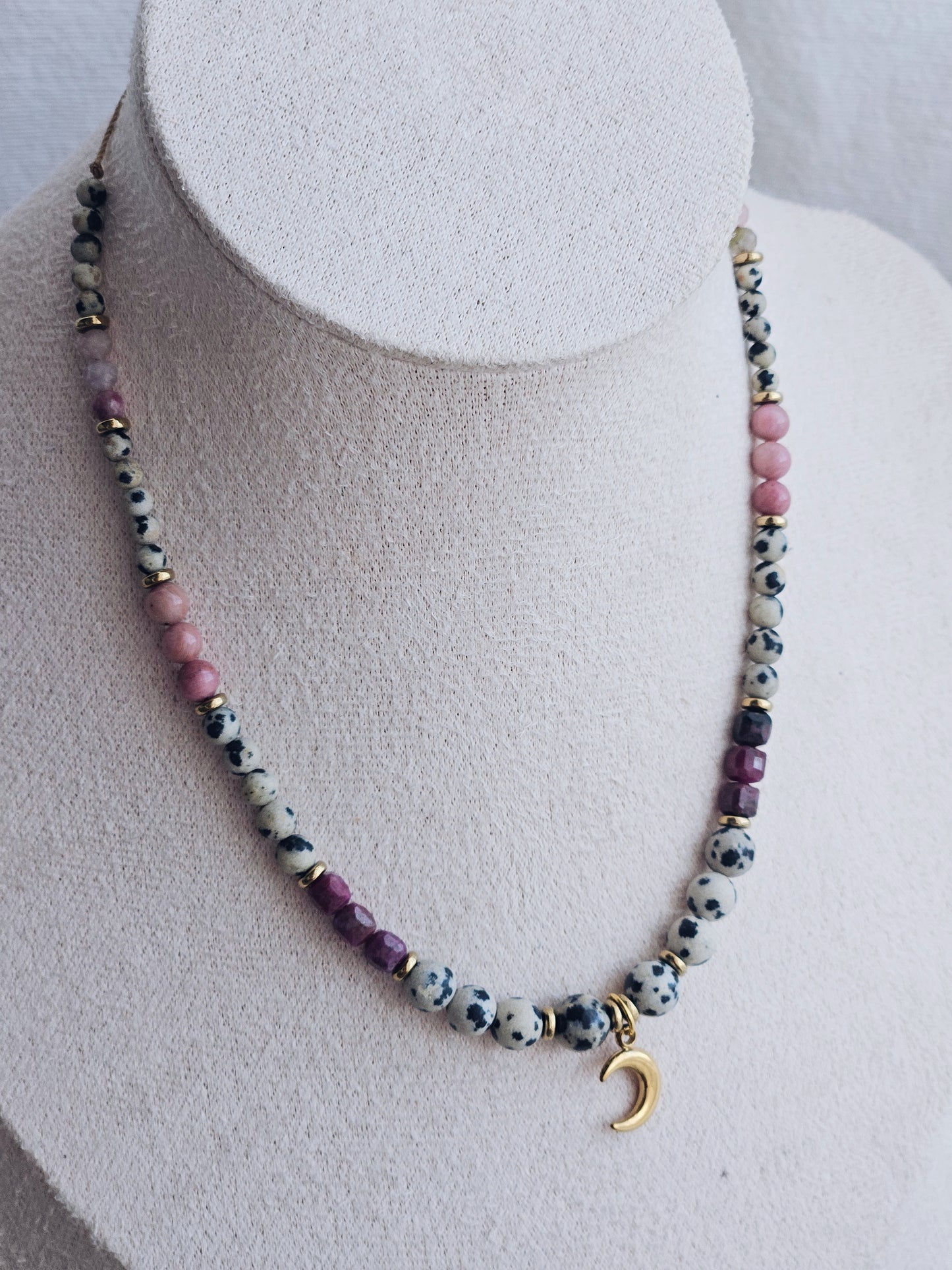 Collar con Jaspe Dálmata, Rubí, Rodonita y Cuarzo rosa con colgante en forma de luna.