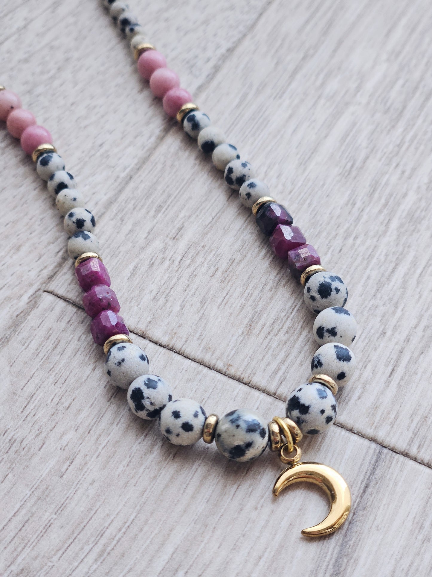 Collar con Jaspe Dálmata, Rubí, Rodonita y Cuarzo rosa con colgante en forma de luna.