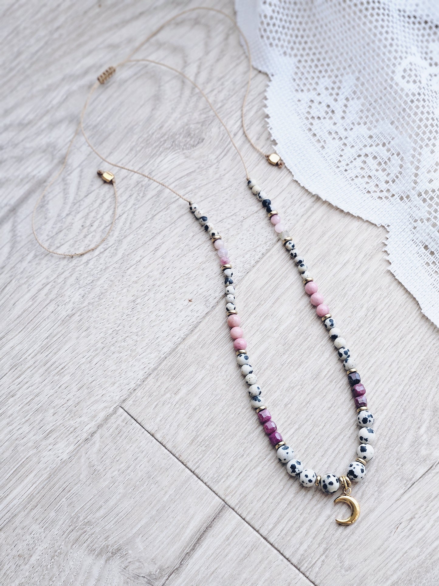 Collar con Jaspe Dálmata, Rubí, Rodonita y Cuarzo rosa con colgante en forma de luna.