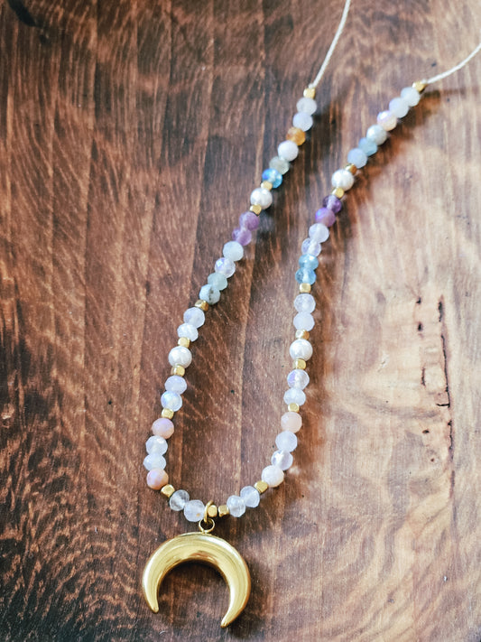 Naszyjnik z Kamieniami Morganitu w Różnych Kolorach, Perłami Bałtyckimi i Hematytami z Zawieszką w Kształcie Księżyca