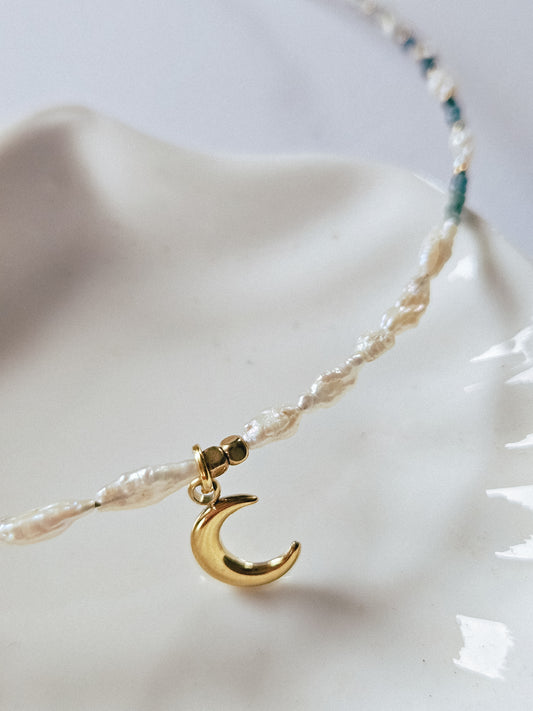 Collar de Piedras Naturales: Turquesa Africana, Perlas y Hematitas Doradas con Colgante en Forma de Luna