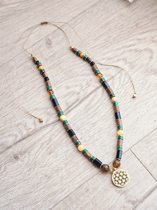 Collar con Malaquita, Ámbar, Turmalina Negra, Hematites y Cuentas de Madera con colgante Flor de la Vida