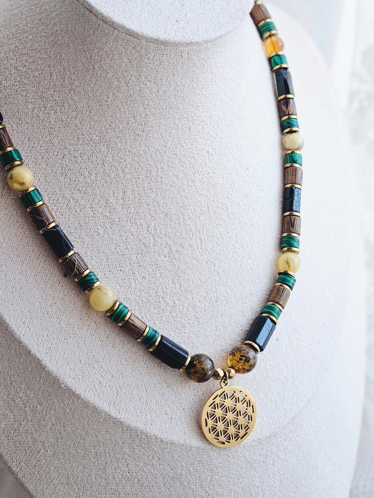 Collar con Malaquita, Ámbar, Turmalina Negra, Hematites y Cuentas de Madera con colgante Flor de la Vida