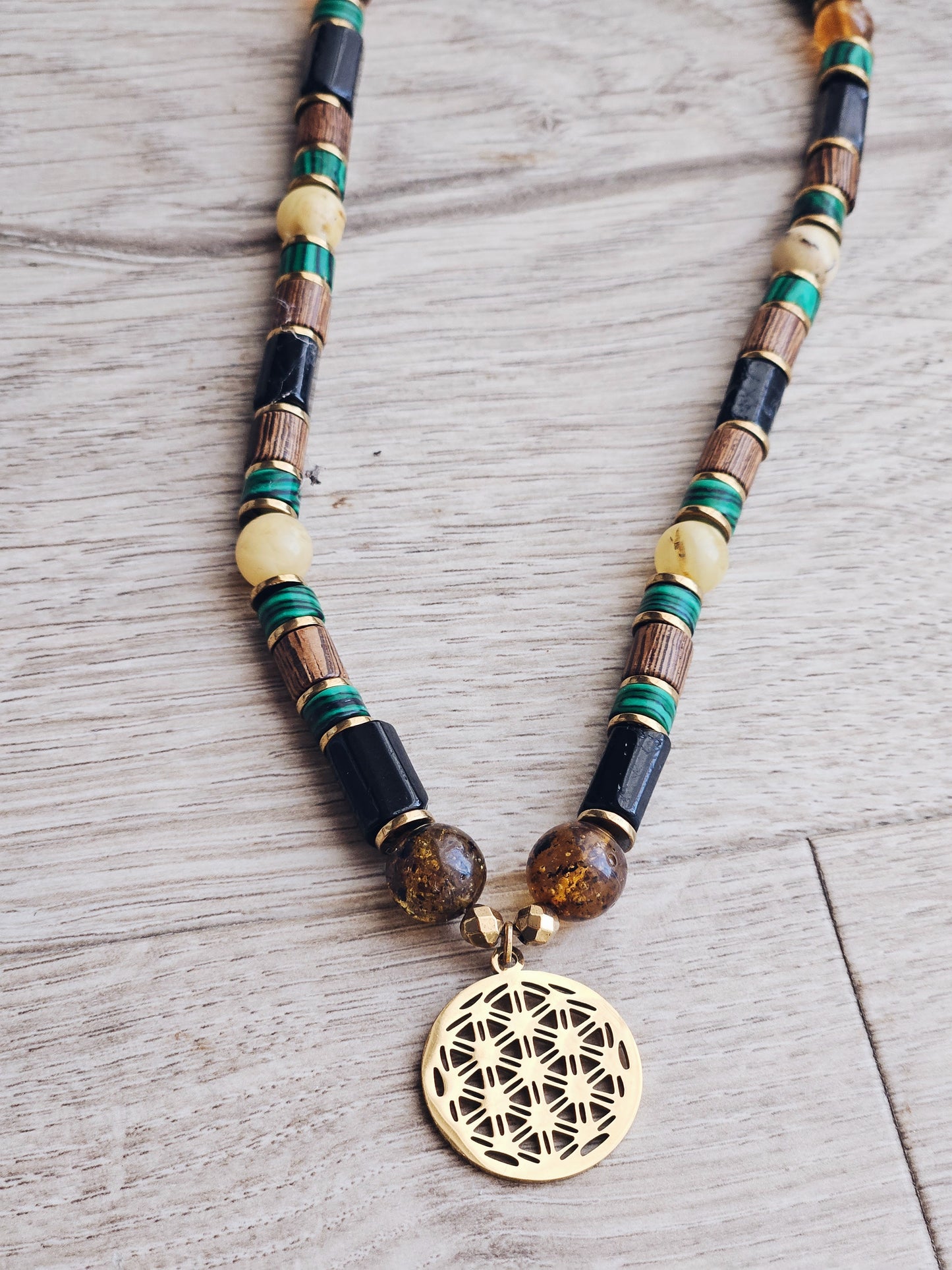 Collar con Malaquita, Ámbar, Turmalina Negra, Hematites y Cuentas de Madera con colgante Flor de la Vida