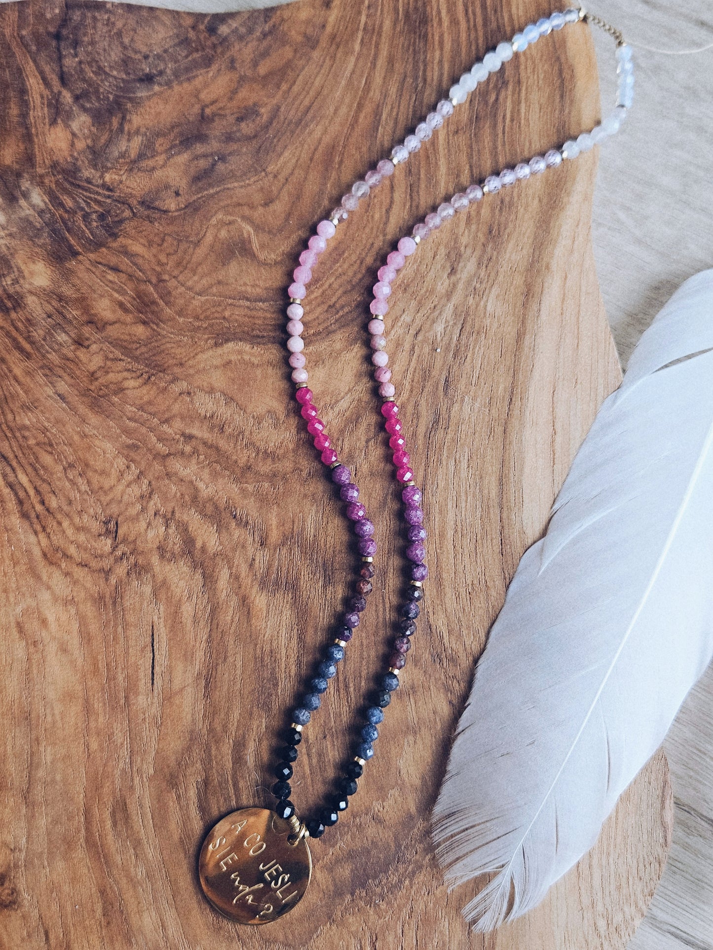 Naszyjnik z Kamieni Naturalnych: Czarny Turmalin, Kianit, Rubin, Kwarc Arbuzowy, Rodonit, Kwarc Różowy, Kryształ Górski i Opal z Zawieszką „A co jeśli się uda?”