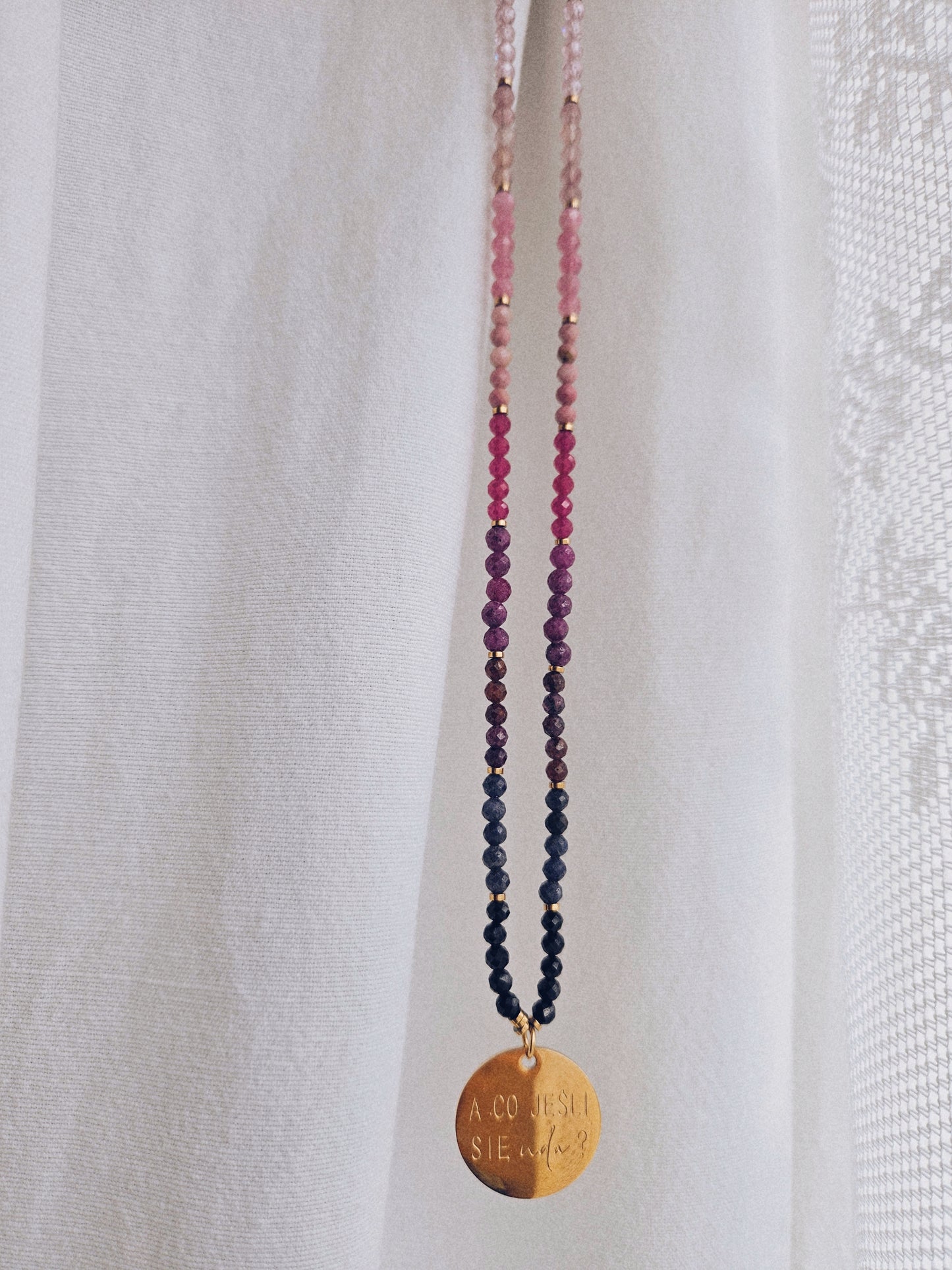 Naszyjnik z Kamieni Naturalnych: Czarny Turmalin, Kianit, Rubin, Kwarc Arbuzowy, Rodonit, Kwarc Różowy, Kryształ Górski i Opal z Zawieszką „A co jeśli się uda?”