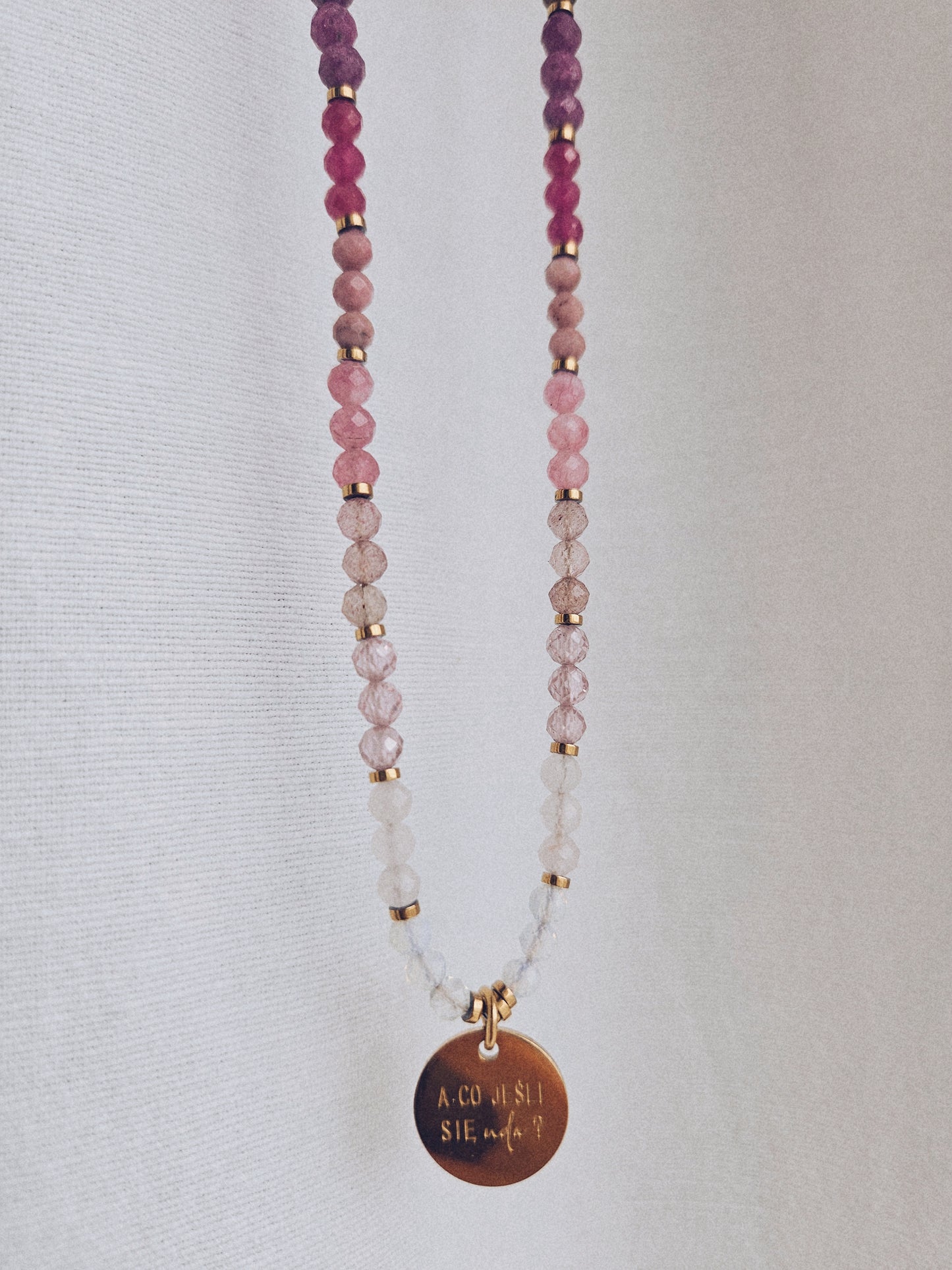 Naszyjnik z Kamieni Naturalnych: Czarny Turmalin, Kianit, Rubin, Kwarc Arbuzowy, Rodonit, Kwarc Różowy, Kryształ Górski i Opal z Zawieszką „A co jeśli się uda?”