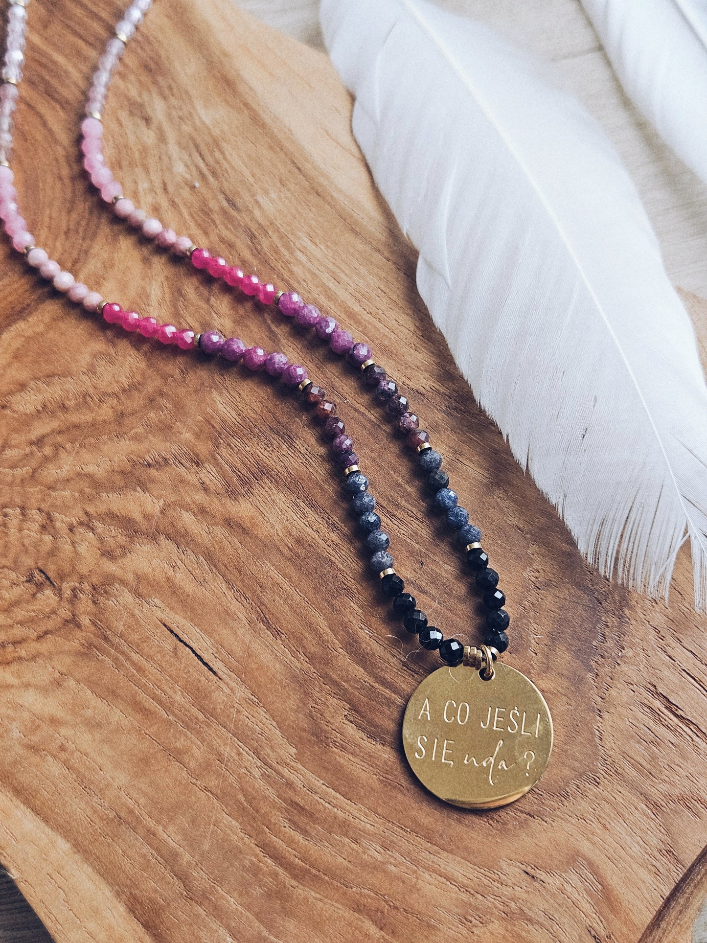 Naszyjnik z Kamieni Naturalnych: Czarny Turmalin, Kianit, Rubin, Kwarc Arbuzowy, Rodonit, Kwarc Różowy, Kryształ Górski i Opal z Zawieszką „A co jeśli się uda?”