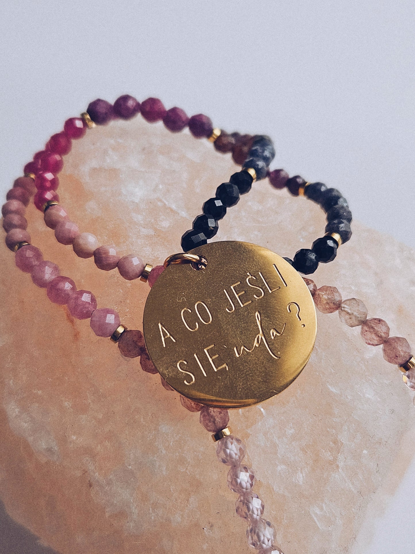 Naszyjnik z Kamieni Naturalnych: Czarny Turmalin, Kianit, Rubin, Kwarc Arbuzowy, Rodonit, Kwarc Różowy, Kryształ Górski i Opal z Zawieszką „A co jeśli się uda?”