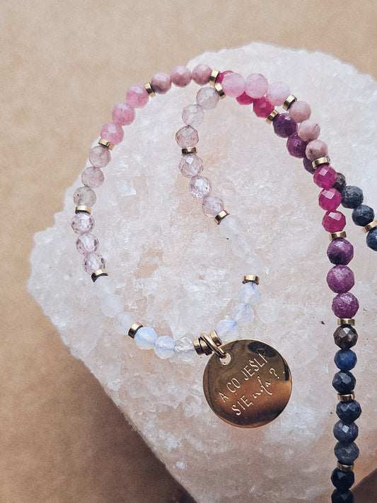 Naszyjnik z Kamieni Naturalnych: Czarny Turmalin, Kianit, Rubin, Kwarc Arbuzowy, Rodonit, Kwarc Różowy, Kryształ Górski i Opal z Zawieszką „A co jeśli się uda?”