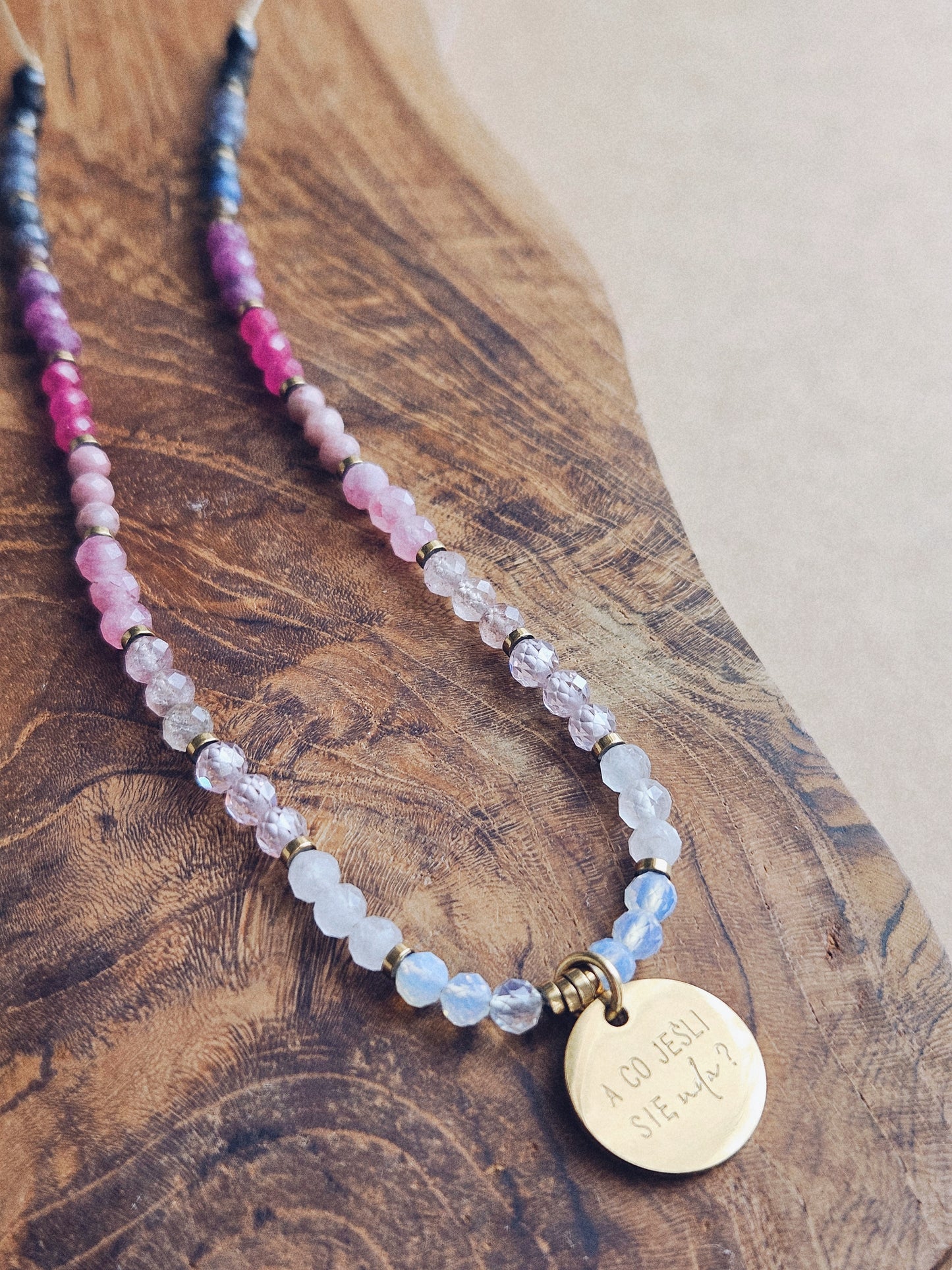 Naszyjnik z Kamieni Naturalnych: Czarny Turmalin, Kianit, Rubin, Kwarc Arbuzowy, Rodonit, Kwarc Różowy, Kryształ Górski i Opal z Zawieszką „A co jeśli się uda?”