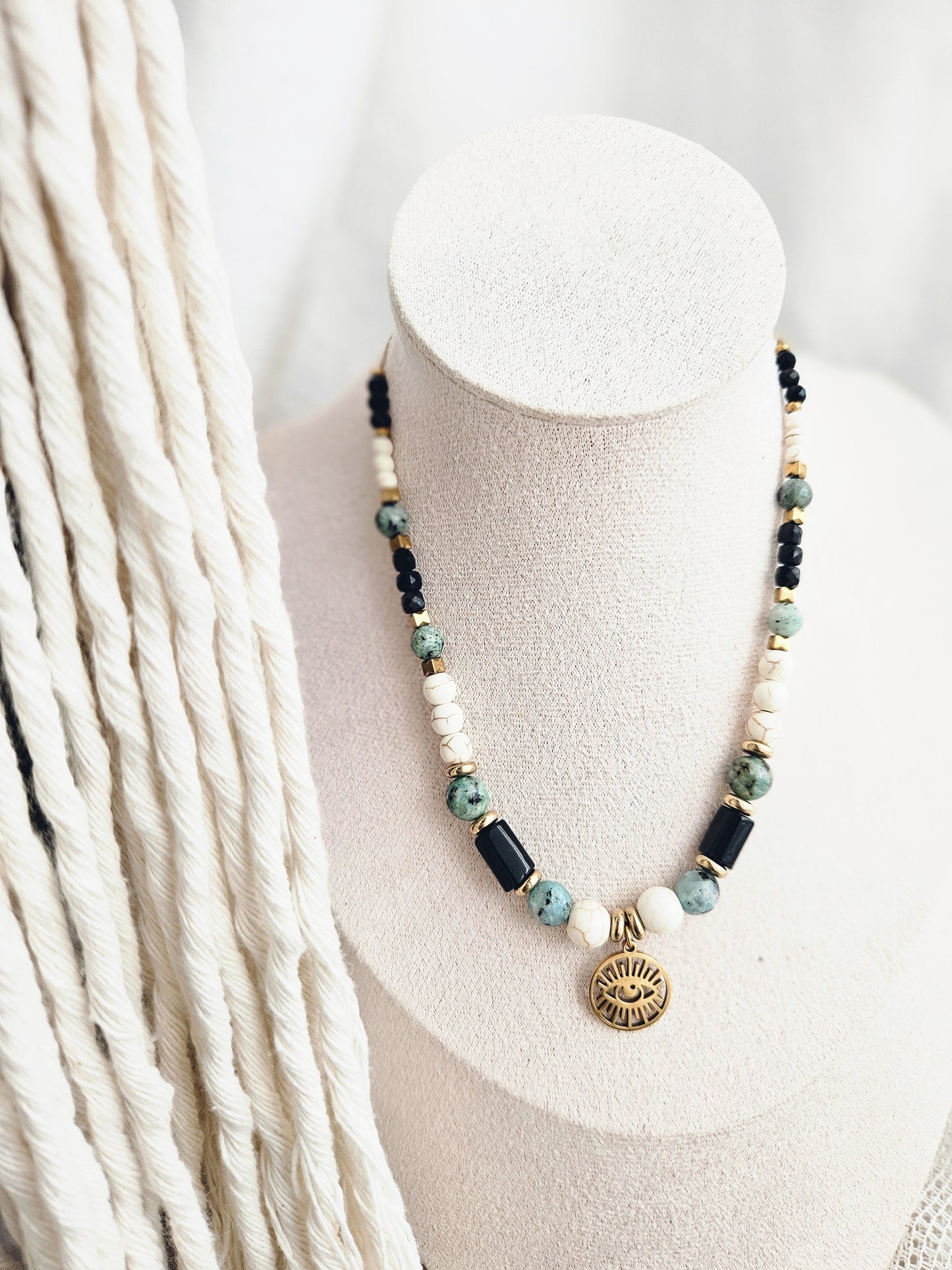Collar con turquesa africana, turquesa blanca y turmalina negra con un colgante que representa el Ojo de Ra