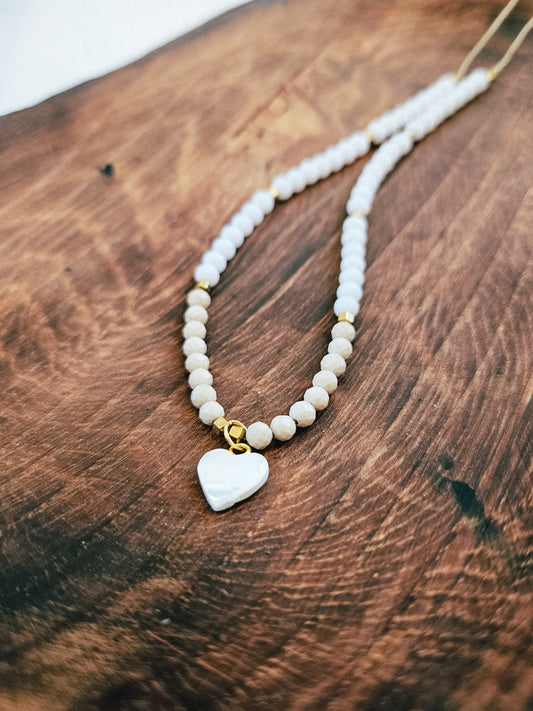 Naszyjnik z Kamieni Naturalnych: Kamień Rzeczny, Biały Agat i Hematyt z Zawieszką w Kształcie Serca z Masą Perłową