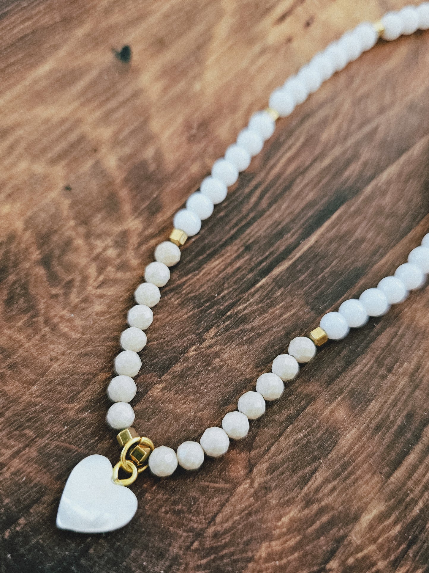 Naszyjnik z Kamieni Naturalnych: Kamień Rzeczny, Biały Agat i Hematyt z Zawieszką w Kształcie Serca z Masą Perłową