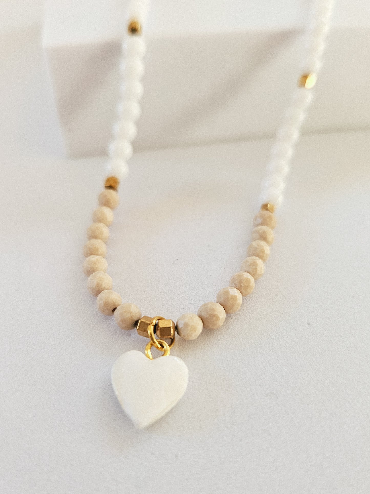 Naszyjnik z Kamieni Naturalnych: Kamień Rzeczny, Biały Agat i Hematyt z Zawieszką w Kształcie Serca z Masą Perłową