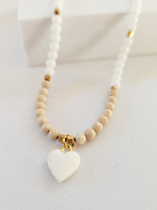 Collar de Piedras Naturales: Piedra de Río, Ágata Blanca y Hematita con Colgante en Forma de Corazón con Nácar 