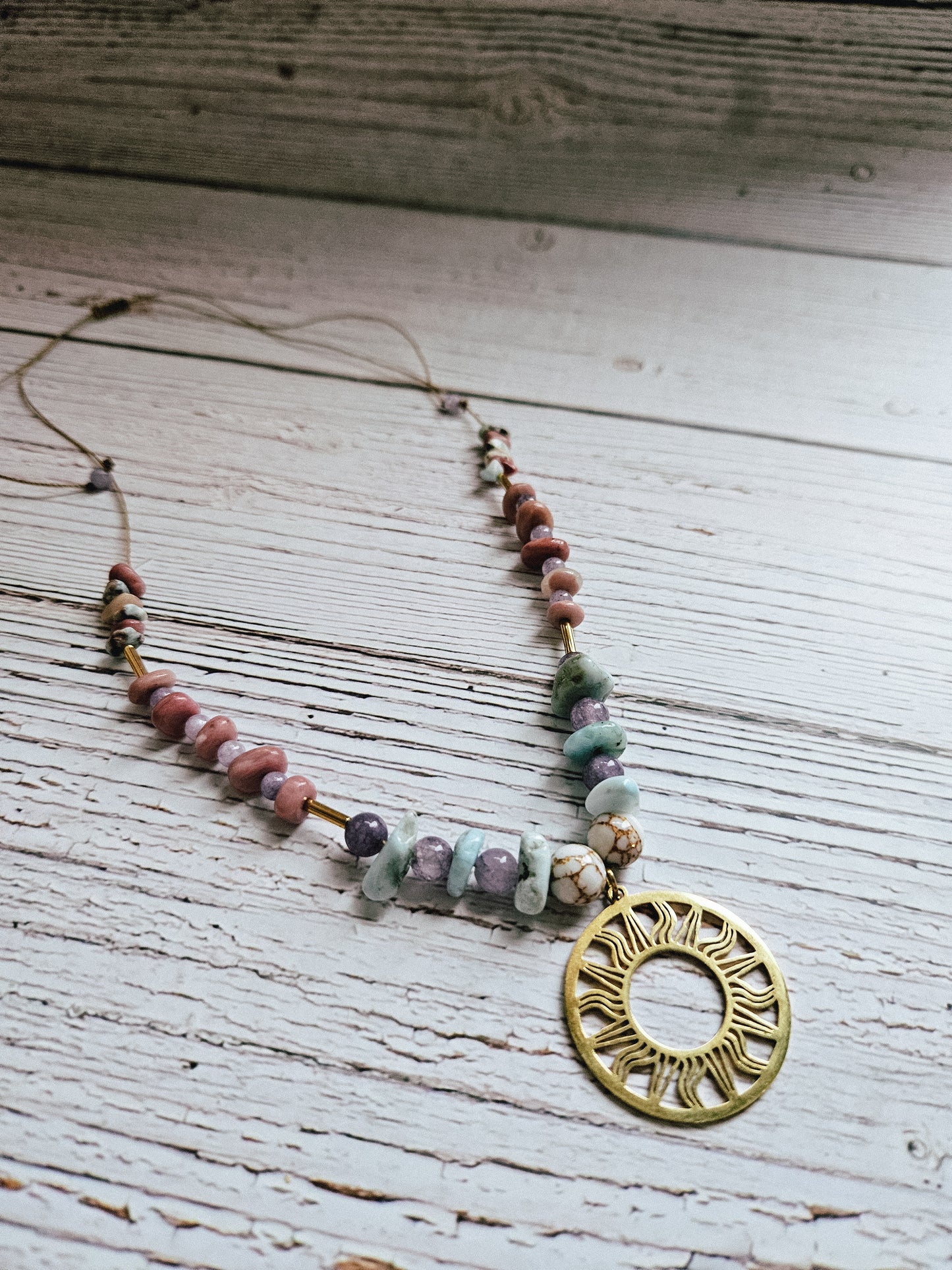 Collar de Piedras Naturales: Larimar, Amatista, Rodonita y Hematita con Colgante en Forma de Corazón