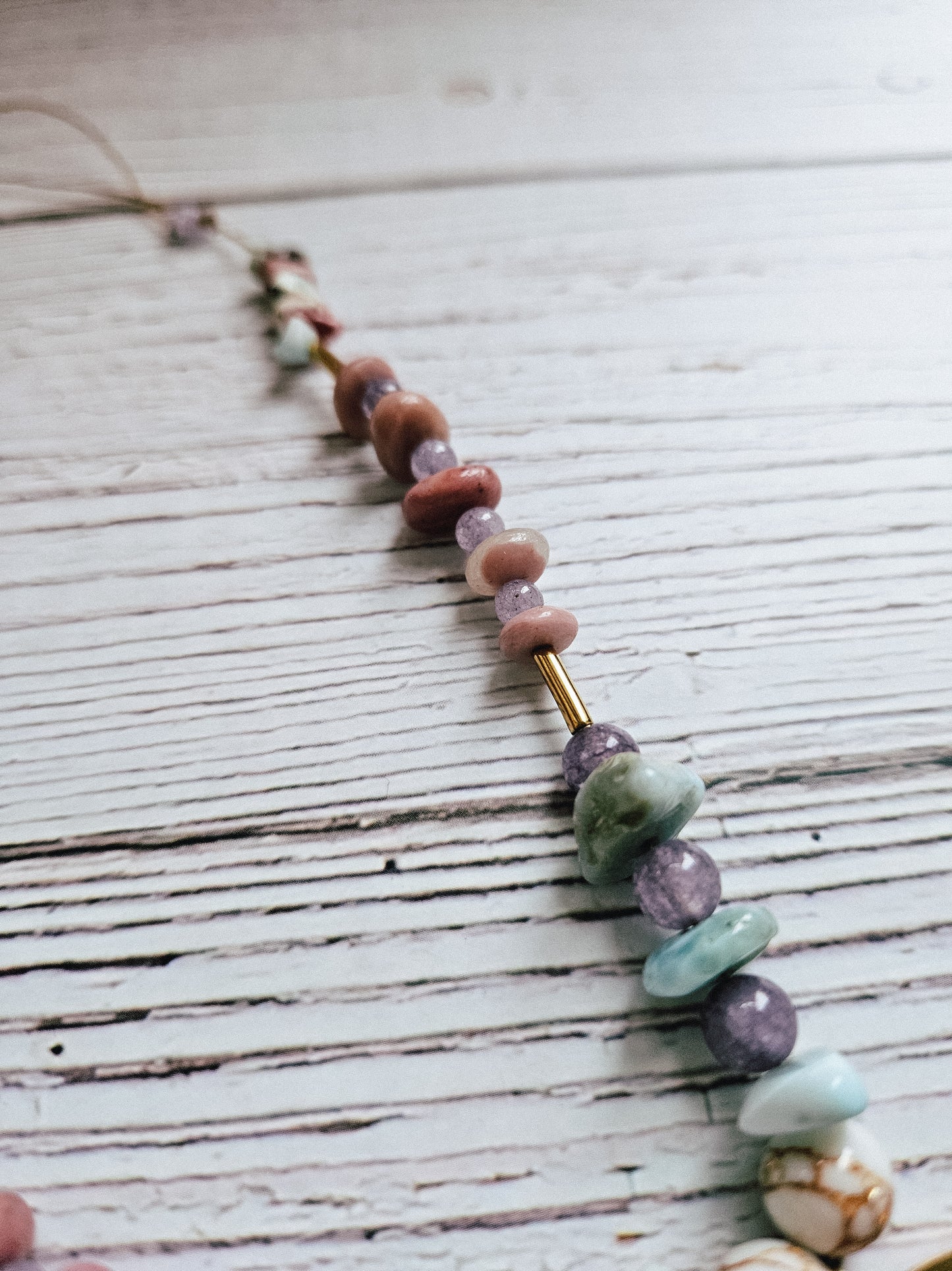 Collar de Piedras Naturales: Larimar, Amatista, Rodonita y Hematita con Colgante en Forma de Corazón