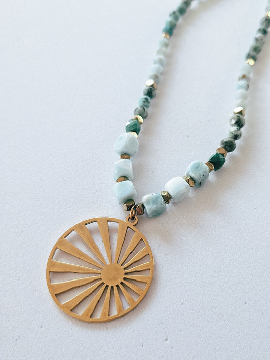 Collar de Piedras Naturales: Larimar, Turquesa Africana, Malaquita, Esmeralda y Hematita con Colgante en Forma de Sol 