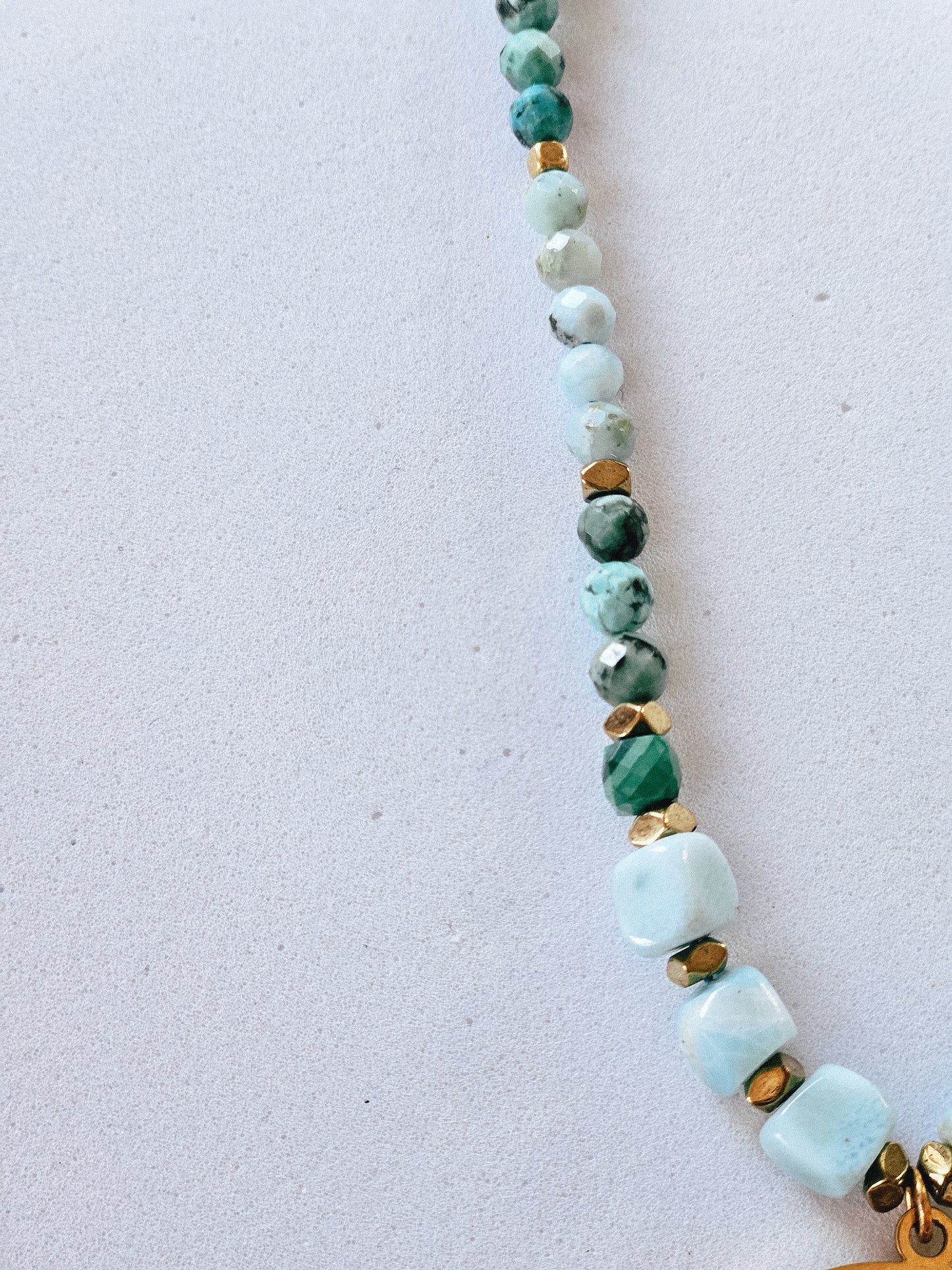 Collar de Piedras Naturales: Larimar, Turquesa Africana, Malaquita, Esmeralda y Hematita con Colgante en Forma de Sol 