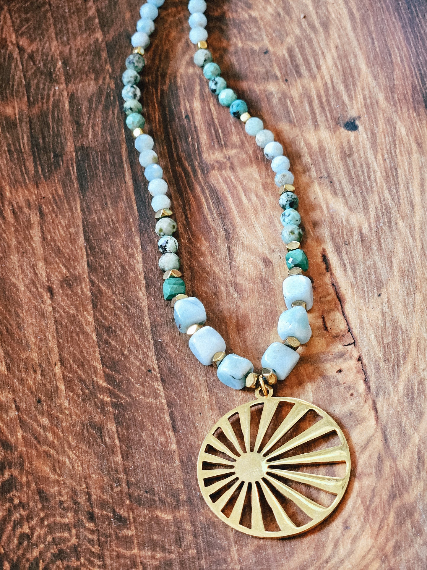 Collar de Piedras Naturales: Larimar, Turquesa Africana, Malaquita, Esmeralda y Hematita con Colgante en Forma de Sol 