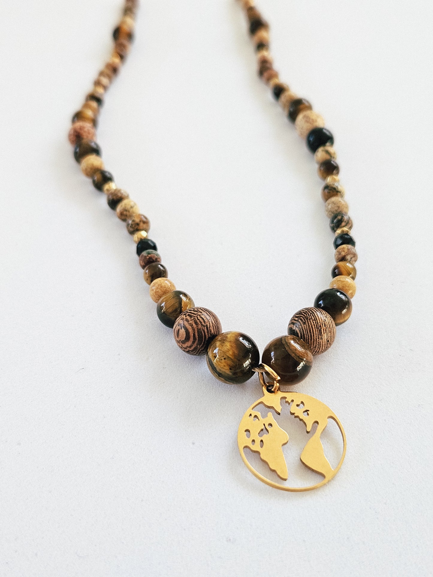Collar de Piedras Naturales: Ojo de Tigre, Jaspe Cuadro, Turmalina Negra, Hematites y Cuentas de Madera con Colgante en Forma de Globo